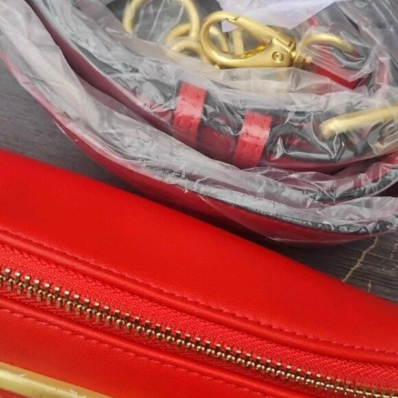 Valentino Princesa Rosso Red Leather Crossbody Bag with Gold Accents - Picture 4 of 6